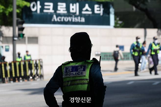 윤석열 전 대통령 부부의 각종 의혹을 수사 중인 검찰이 윤 전 대통령 사저인 서울 서초구 아크로비스타에 압수수색에 들어간 30일 경찰들이 경계 근무를 서고 있다.  한수빈 기자