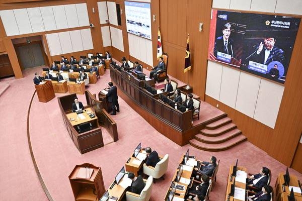 부산시의회 전원석 의원이 30일 이병진 부산교통공사 사장에게 싱크홀 관련 시정질문을 하고 있다. 부산시의회 제공