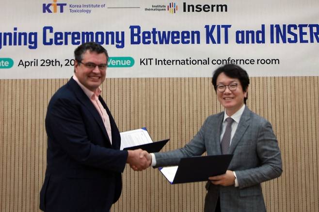 29일 국가독성과학연구소(KIT)에서 프랑스 국립보건의학연구원그자비에 쿠물 박사와 업무협약을 체결한 김우근 KIT 예측모델연구센터장. KIT