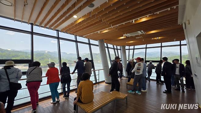 충남도는 30일 청양‧부여 지역 주민, 새마을 단체, 마을 이장단 등 70여 명과 함께 한국수자원공사 김천부항댐지사를 방문했다.