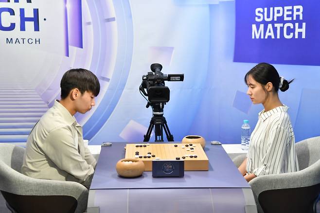 김범서 5단(왼쪽)이 오유진 9단에게 역전승을 거두고 LG배 첫 본선 진출에 성공했다. 한국기원 제공