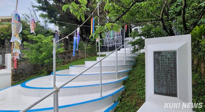 1944년 8월 오키나와 인근에서 미 잠수함에 의한 쓰시마마루 침몰 사건이 있었다. 이 곳은 그때 희생된 700여 명 어린이를 추모하고 있다. 어린이날을 앞두고 달린 어린 희생자를 위한 잉어풍선이 달려있다.&nbsp; 사진=조한필 기자