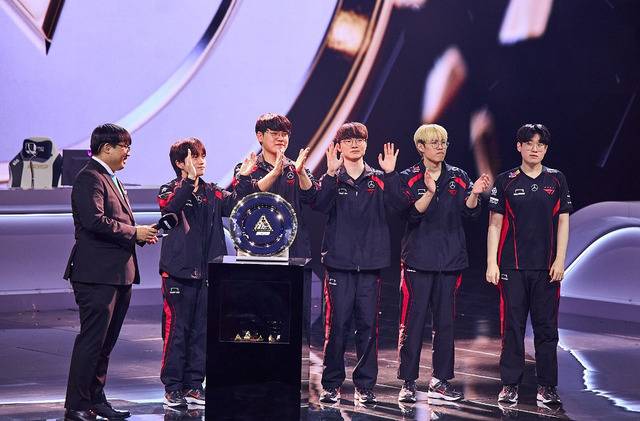 사우디아라비아가 주최하는 제 2회 e스포츠 월드컵이 오는 7월 7일부터 7주간의 대장정에 오른다. 지난해 ‘리그오브레전드’ 부문에서 우승한 뒤 세레머니하는 T1 선수단. EWC 파운데이션 제공