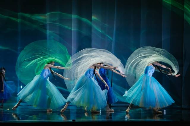 부산오페라하우스발레단의 박소연 안무 ‘샤이닝 웨이브’.    클래식부산