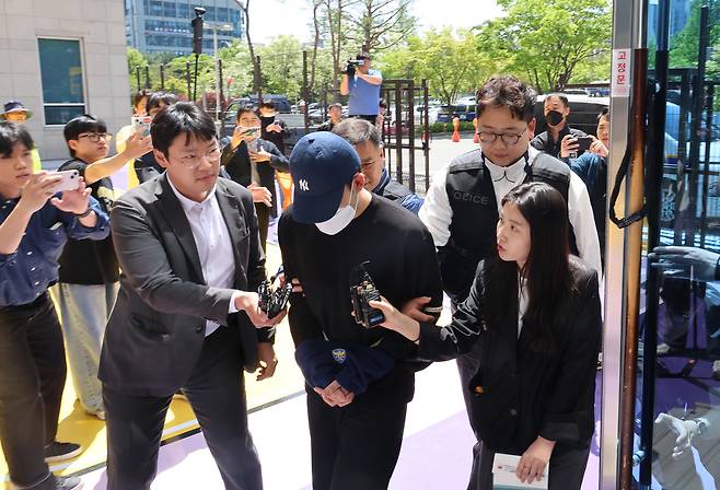 청주의 한 고등학교 내외부에서 흉기 난동을 벌여 교사와 주민 등 6명을 다치게 한 A(17)군이 30일 오후 영장실질심사에 출석하기 위해 청주지법에 들어가고 있다. 연합뉴스