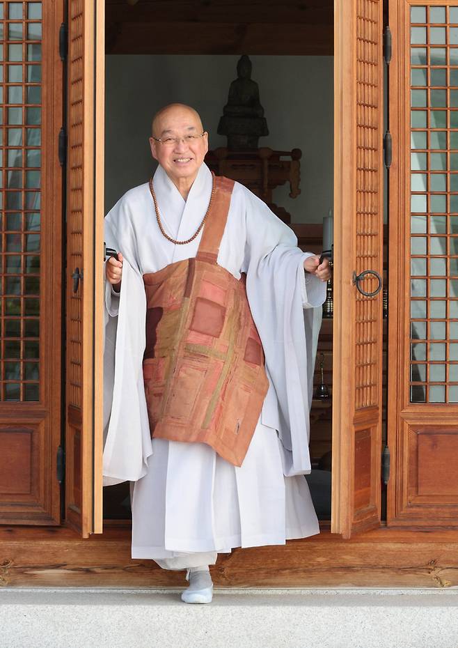 법륜스님이 서울 서초동 정토사회문화회관 건물 옥상에 자리한 법당 문을 열어젖히며  기자를 맞이하고 있다. <이충우 기자>