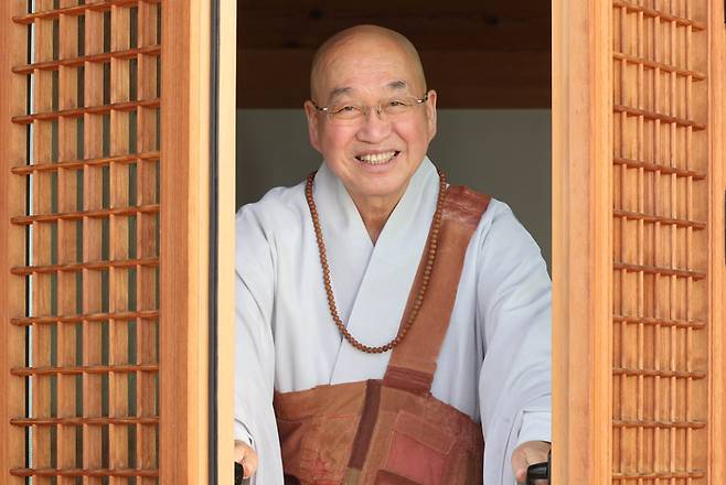 법륜스님이 서울 서초동 정토사회문화회관 건물 옥상에 자리한 법당 문을 열어젖히며  기자를 맞이하고 있다. <이충우 기자>