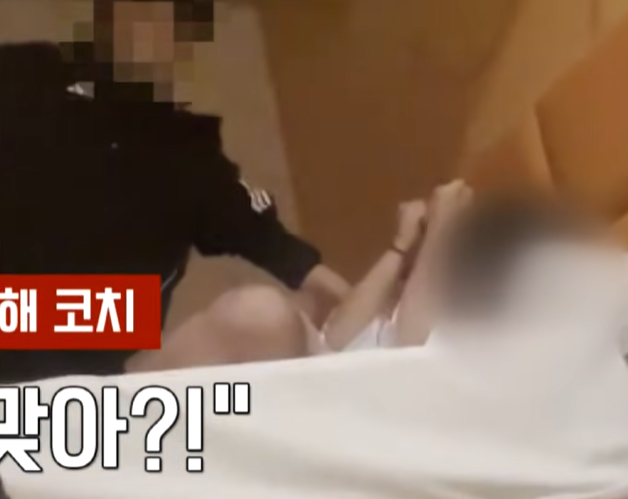 맨 몸에 가운만 입은 제자를 침대에 눕혀 무차별 폭행하고 있는 코치의 모습. [사진 출처 = JTBC ‘사건반장’ 캡처]