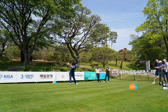 30일 성남 남서울CC에서 열린 제 44회 GS칼텍스 매경오픈 연습 라운드에서 아시안투어 뉴질랜드오픈 우승자 라이언 피크(호주)가 티샷을 하고 있다.  대회조직위