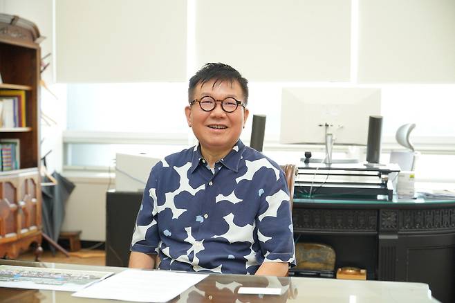 박태형 인포뱅크 대표가 성남 판교 본사에서 AI 전략에 대해 설명하고 있다.  이호준 기자