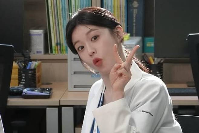 신원호 감독이 배우 고윤정을 지원하기 위해 ‘유 퀴즈 온 더 블럭’을 찾았다. [사진출처 = 고윤정 인스타그램]