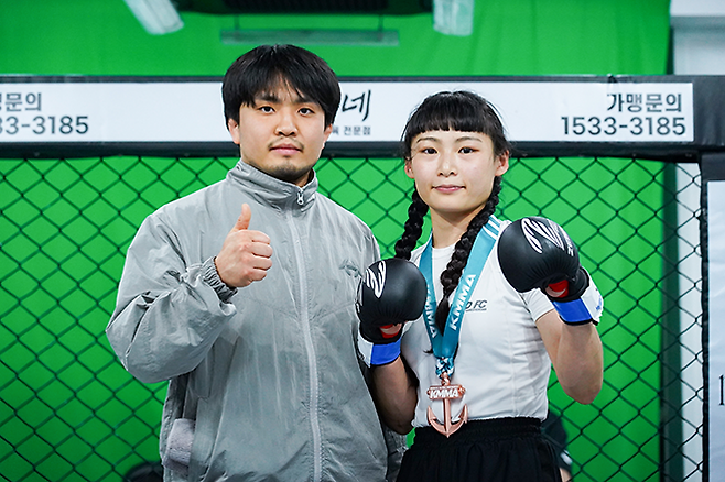 고유나는 로드FC 밴텀급 파이터 고기원이 서울바디킥짐을 차리며 발굴한 여성 파이터다. 아마추어 종합격투기 대회를 찾아 전국을 돌며 KMMA 데뷔전 포함 13연승을 질주했다. 사진=스탠다드앤드프로그레스 스포츠에이전시 제공