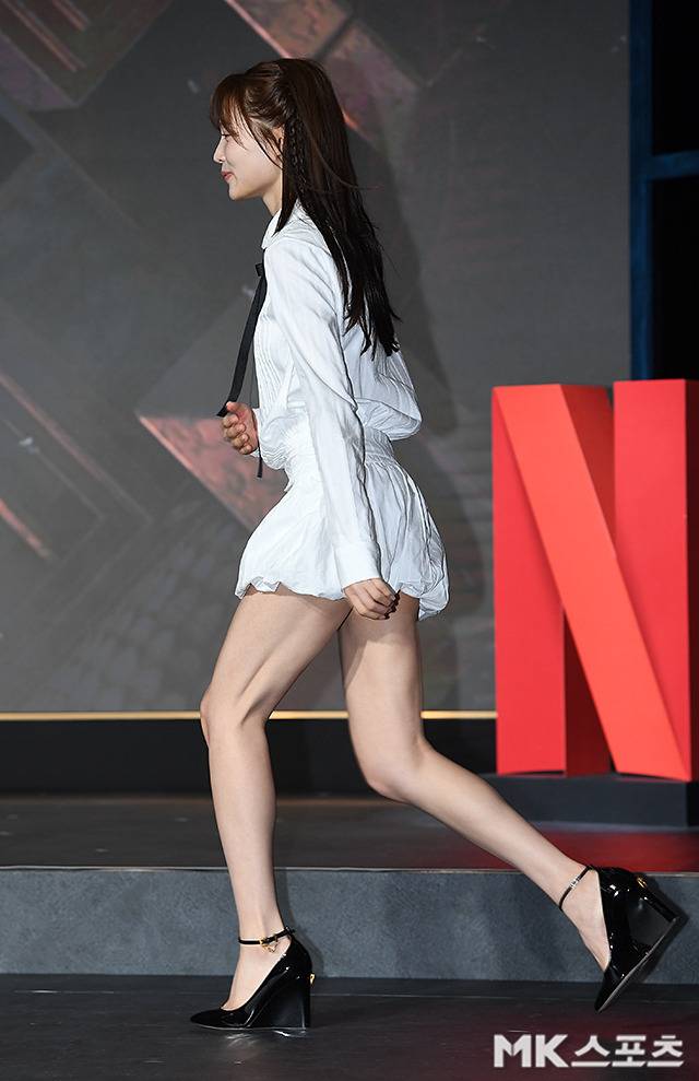 발목 스트랩 블랙 힐로 늘씬한 다리 라인을 강조했으며, 자연스럽게 풀어낸 스트레이트 헤어스타일로 단정함과 청순함을 동시에 살려 눈길을 끌었다. 사진=천정환 기자