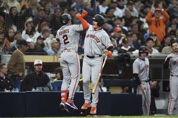 아다메스가 팀 동료 맷 채프먼과 하이파이브를 하고 있다. 사진= AP= 연합뉴스 제공