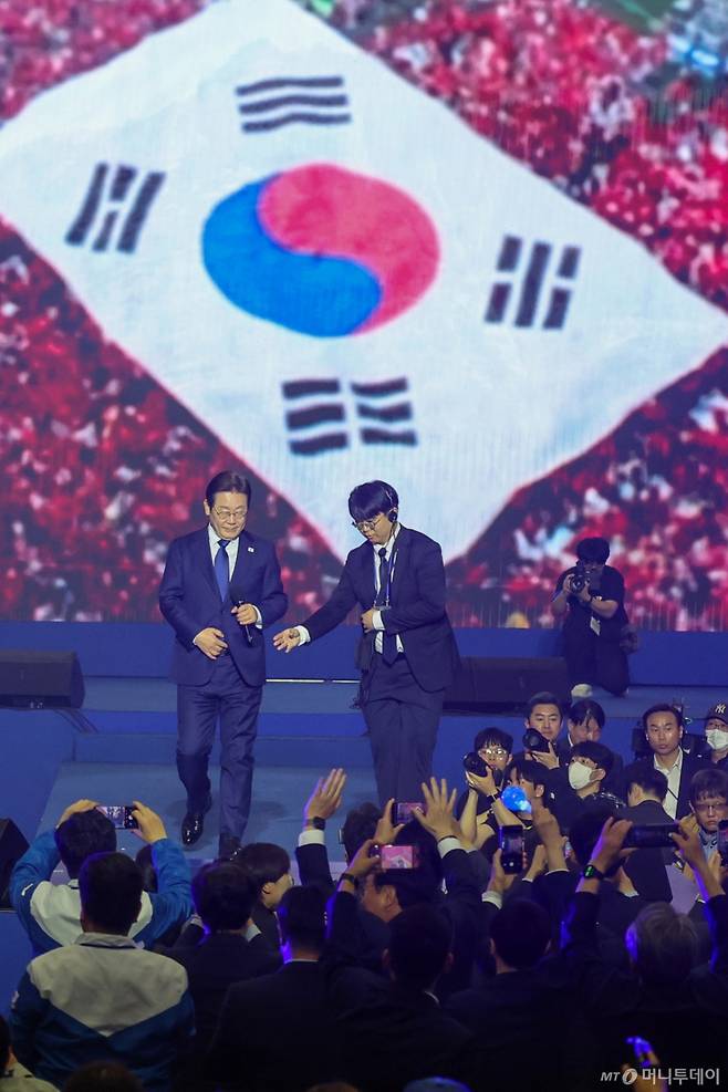(고양=뉴스1) 안은나 기자 = 이재명 더불어민주당 제21대 대통령선거 후보가 27일 경기 고양시 킨텍스에서 열린 수도권·강원·제주 합동연설회에 참석해 최종 후보로 선출된 뒤 수락 연설을 하기 위해 이동하고 있다. 2025.4.27/뉴스1  Copyright (C) 뉴스1. All rights reserved. 무단 전재 및 재배포,  AI학습 이용 금지. /사진=(고양=뉴스1) 안은나 기자