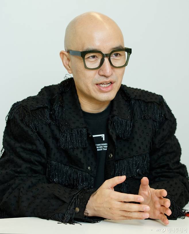 배우 윤여정이 최근 아들의 커밍아웃(성소수자가 성 정체성을 드러내는 것) 사실을 고백한 가운데 방송인 홍석천이 지난 29일 자신의 SNS(소셜미디어) 계쩡을 통해 이 소식을 들은 부모의 반응을 전했다. /사진=머니투데이 DB