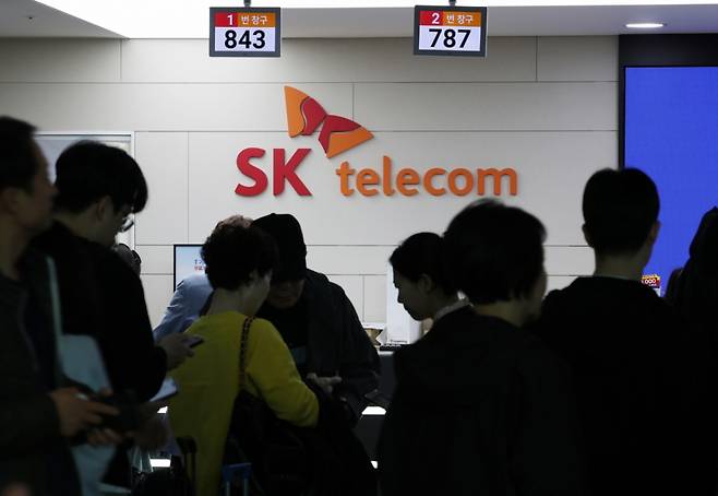 28일 오전 인천공항 제2터미널 SKT매장 앞에 고객들이 줄지어 대기하고 있다./사진=뉴스1