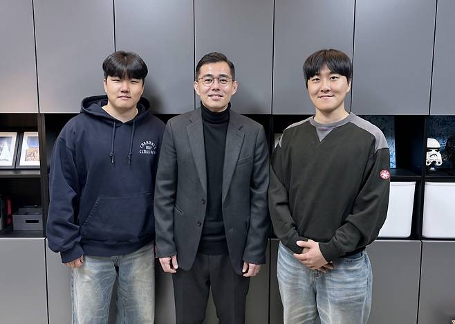 김현수 단국대 건축공학과 교수(가운데)가 오주석(왼쪽), 윤상윤 석사과정생과 기념촬영하고 있다./사진제공=단국대