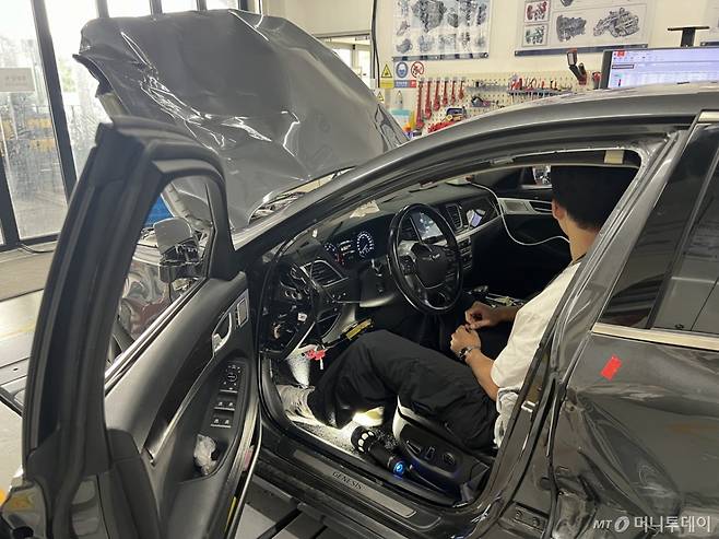 서울중앙지검이 시청역 역주행 사고차량 실험을 참관해 작동원리를 확인하고 있는 모습. /사진=서울중앙지검 제공,뉴스1