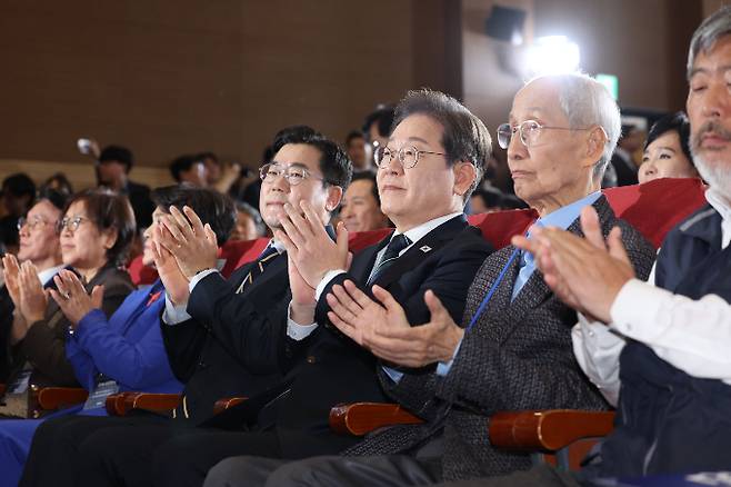 더불어민주당 총괄선거대책위원장단이 30일 출범식을 통해 포부를 밝혔다. 사진은 이날 출범식에 참석한 왼쪽부터 박찬대 상임총괄선대위원장, 이재명 후보, 윤여준 상임총괄선대위원장 등의 모습. /사진=뉴스1