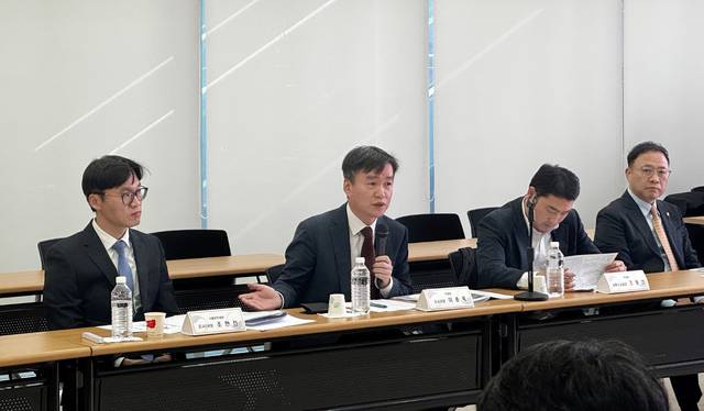 이종욱(왼쪽 두 번째) 관세청 조사국장이 29일 오후 열린 카지노 환전영업자 간담회에서 유의사항을 설명하고 있다. 관세청 제공