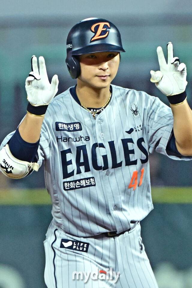 17일 인천 SSG랜더스필드에서 열린 '2025 신한 SOL BANK KBO리그' 한화 이글스와 SSG랜더스 경기. 한화 최인호가 7회초 1사 2루에 1타점 적시 2루타를 친 후 기뻐하고 있다./마이데일리