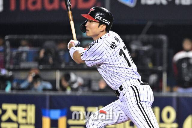 15일 서울 잠실야구장에서 열린 '2025 신한 SOL BANK KBO리그' 삼성 라이온즈와 LG 트윈스 경기. LG 박해민이 7회말 첫 타자로 나와 안타를 치고 있다./마이데일리