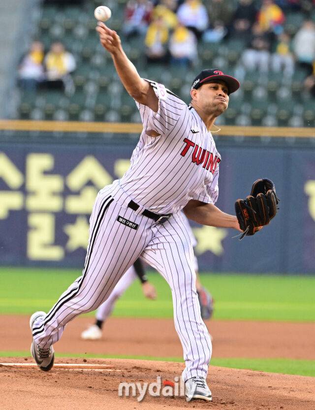 2025년 4월 24일 오후 서울 잠실구장에 진행된 '2025 신한 SOL뱅크 KBO 리그' NC 다이노스와 LG 트윈스의 경기. LG 선발투수 치리노스가 역투하고 있다./마이데일리