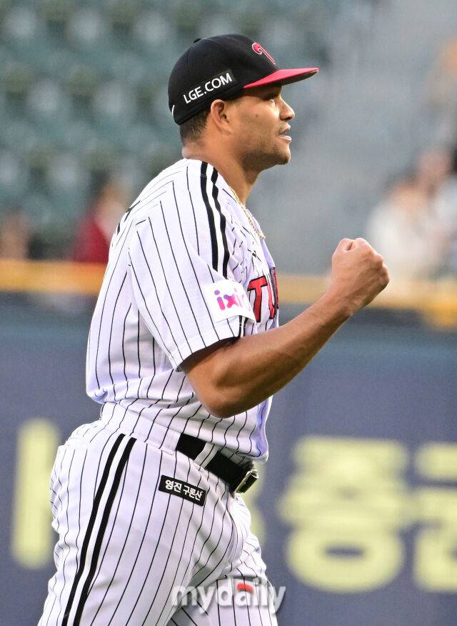 2025년 4월 24일 오후 서울 잠실구장에 진행된 '2025 신한 SOL뱅크 KBO 리그' NC 다이노스와 LG 트윈스의 경기. LG 선발투수 치리노스가 1회초 1사 만루서 NC 권희동을 유격수 병살타로 처리한 뒤 기뻐하고 있다./마이데일리