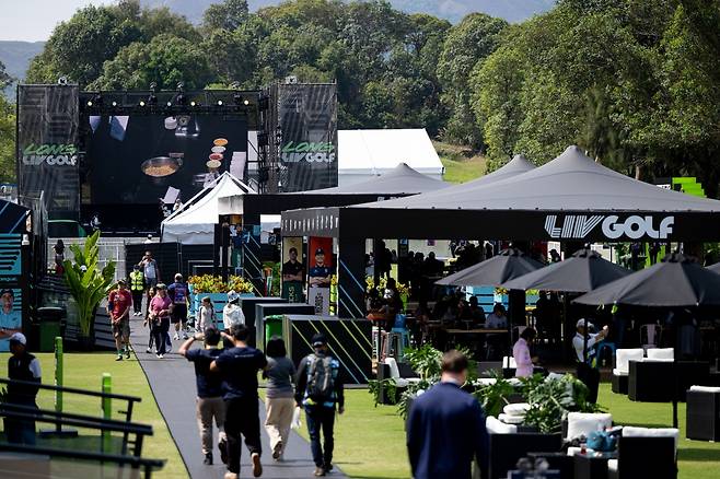 지난달 LIV 골프 홍콩 대회장에 마련된 팬빌리지 모습    [LIV 골프 제공]