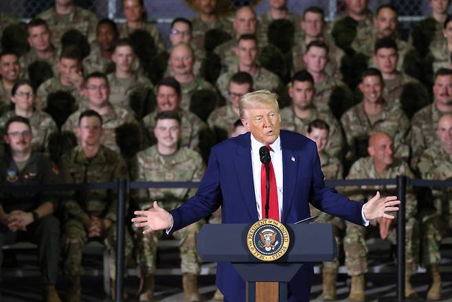 도널드 트럼프 미국 대통령이 29일(현지시간) 미시간주 셀프리지 공군 주방위군 기지에서 미시간 주방위군을 방문한 자리에서 연설하고 있다. [AFP]