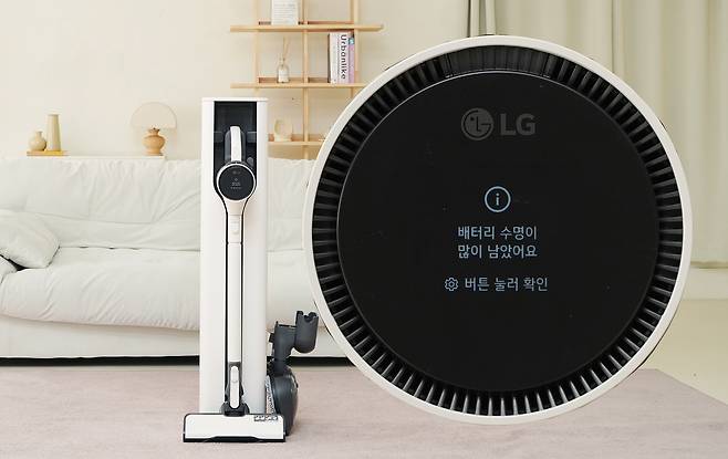 LG전자가 무선청소기 ‘LG 코드제로 오브제컬렉션 A9 AI’을 출시했다. 배터리 잔량과 수명, 기기 이상 등을 확인하는 진단 기능이 업그레이드됐다. [LG전자 제공]