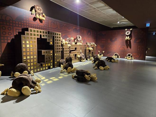 서울 잠실 롯데뮤지엄에서 열린 ‘아뜰리에 가나’에 마련된 예술작품 전시 공간. 정석준 기자