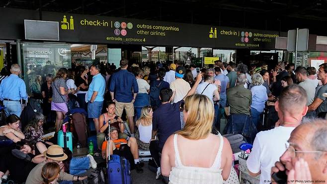 28일(현지 시간) 포르투갈에서 전국적인 정전 사태가 발생해 리스본 국제공항 밖에서 승객들이 항공기 운항 재개를 기다리고 있다. [유로뉴스]