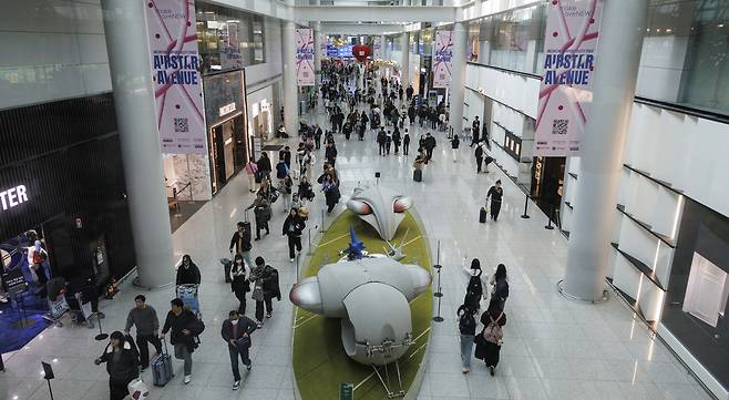 면세점업계의 업황이 부진한 가운데 롯데면세점이 희망퇴직에 이어 부실 해외 점포를 철수하는 등 비상경영 조치에 들어갔다. 사진은 인천공항 1터미널 면세구역 모습  [연합]