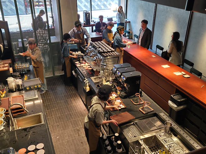 서울 강남구 ‘스타벅스 리저브 도산점’ 1층 모습  정석준 기자