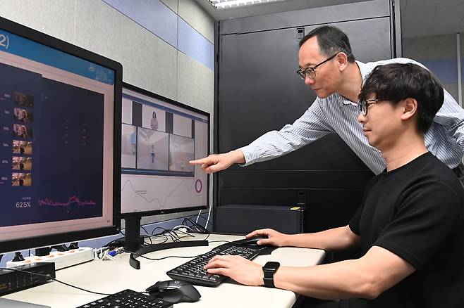 한국전자통신연구원 연구팀이 ‘사회적 상호작용 인식 AI 기술’을 활용, 자폐스펙트럼장애 선별을 위한 영상을 분석하고 있다.  [한국전자통신연구원 제공]