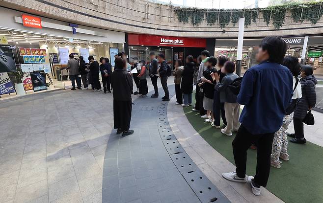 SK텔레콤 해킹 사태로 고객 이탈이 가속화되면서, 고객 유치를  위한 통신 3사 간의 과열 경쟁이 극심해지고 있다. 서울 시내 한 SKT 대리점 앞에서 유심을 교체하려고 시민들이 줄을 서 기다리고 있다.  [연합]