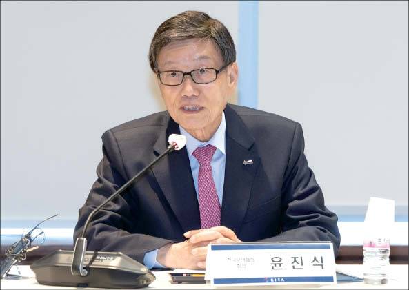 29일 ‘제2차 대미 무역통상 현안 간담회’에서 윤진식 한국무역협회장이 인사말을 하고 있다. [무역협회 제공]