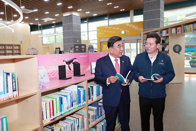 김두겸 울산시장(왼쪽)이 29일 기자회견을 열어 울산시민의 자부심을 제고하는 정책을 발표한 뒤 도서관으로 새 단장한 울산시청 본관 1층의 ‘울산책방’을 둘러보고서 임현철 대변인과 이야기를 나누고 있다. [울산시 제공]