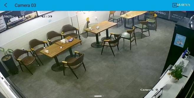 무인카페 안이 어질러져 있는 모습. [‘아프니까 사장이다’ 캡처]