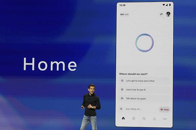 메타 최고제품책임자인 크리스 콕스 29일(현지시간) 페이스북 모회사 메타플랫폼(이하 메타)가 개최한 자사의 첫 인공지능(AI) 개발자 회의인 ‘라마(Llama) 콘퍼런스’에서 연설하고 있다. [AP]