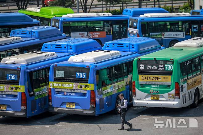 [서울=뉴시스] 정병혁 기자 = 29일 서울시내 차고지에 버스가 세워져 있다.서울 시내버스 노사가 쟁의 행위 개시일을 하루 앞두고 협상에 나선다. 전날 노조가 실시한 쟁의 행위 찬반 투표에서는 투표 인원 대비 96.3%, 전체 조합원 대비 84.9%가 쟁의 행위에 찬성했다. 서울 시내버스 노사는 지난해 12월부터 이달 3일까지 열린 9차례 중앙 노사 교섭과 서울지방노동위원회 사전 조정 회의에서 합의에 이르지 못했다.노사 간 막판 협의가 무산되면 30일 첫차부터 쟁의 행위가 시작될 전망이다. 노조 예고대로 30일 첫차부터 '준법 투쟁', '안전 운행 캠페인' 등 쟁의행위가 시작될 경우 운행 지연, 배차 간격 증가 등 시내버스 운영 차질이 발생할 것이라고 시는 전망했다. 2025.04.29. jhope@newsis.com