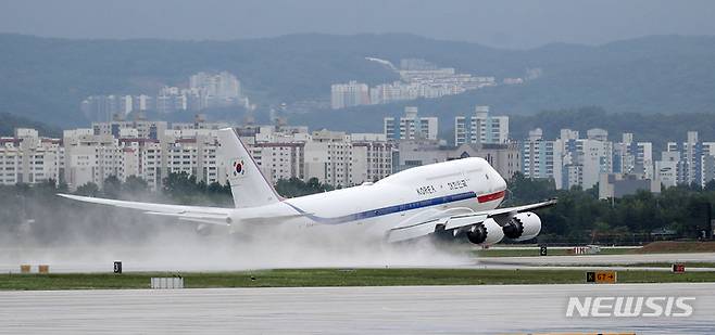 [성남=뉴시스] 홍효식 기자 = 공군 1호기가 27일 경기 성남 서울공항에서 이륙하고 있다. 2022.06.27. yesphoto@newsis.com