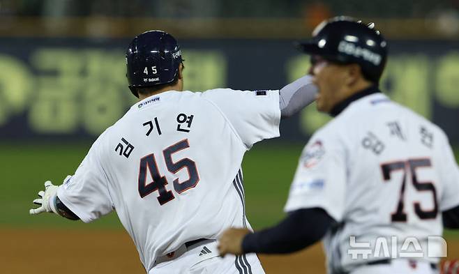 [서울=뉴시스] 고범준 기자 = 지난 8일 서울 송파구 잠실야구장에서 열린 2025 KBO리그 한화 이글스와 두산 베어스의 경기, 연장 11회말 2사 만루 두산 김기연이 끝내기 안타를 치고 동료들의 축하를 받고 있다. 2025.04.08. bjko@newsis.com