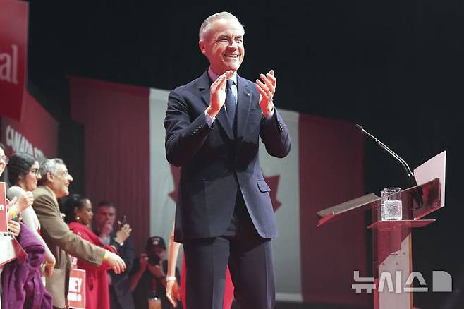 [오타와=AP/뉴시스] 마크 카니 캐나다 총리가 29일(현지 시간) 온타리오주 오타와 선거 본부에 도착해 박수하며 지지자들에게 연설할 준비를 하고 있다. 이날 치러진 캐나다 총선에서 카니 총리가 이끄는 집권 자유당이 승리하며 정권 연장에는 성공했으나 과반 의석 확보는 어려울 것으로 보인다. 2025.04.29.