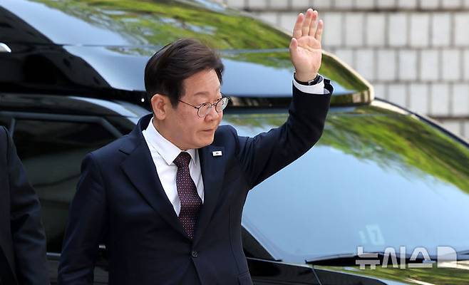 [서울=뉴시스] 추상철 기자 = 이재명 더불어민주당 제21대 대통령 선거 후보가 29일 오전 서울 서초구 서울중앙지방법원에서 '대장동 배임 및 성남FC 뇌물 의혹' 혐의와 관련 공판에 출석하며 지지자를 향해 손을 흔들고 있다. 2025.04.29. scchoo@newsis.com