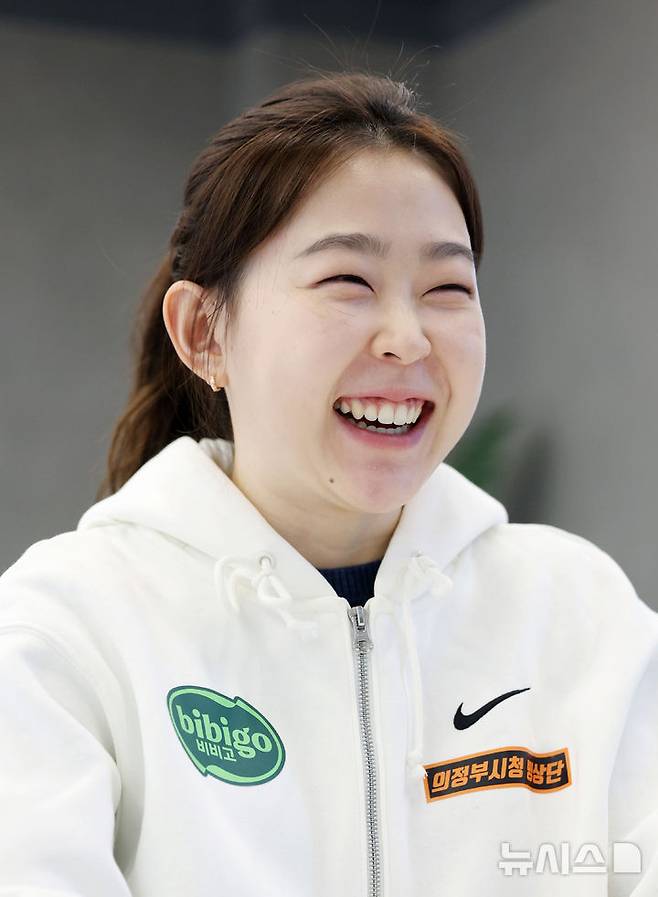 [서울=뉴시스] 김진아 기자 = 한국 여자 스피드스케이팅 간판 김민선이 28일 서울 강남구 넥스트크리에이티브에서 뉴시스와 인터뷰를 하고 있다 2025.04.28. bluesoda@newsis.com