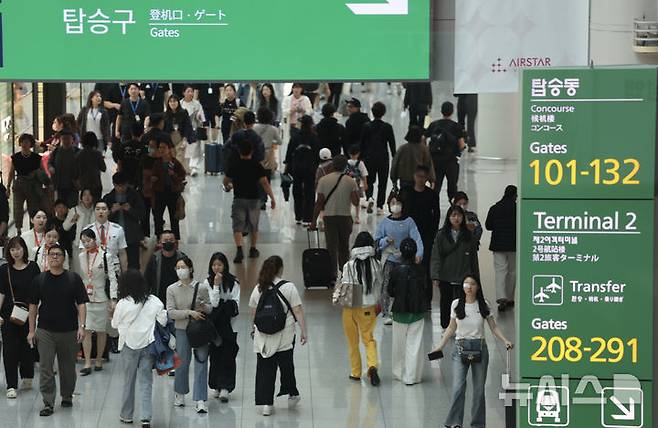 [인천공항=뉴시스] 김명년 기자 = '황금연휴'를 앞둔 29일 오전 인천국제공항 제1여객터미널 출국장 면세구역에서 여행객들이 이동하고 있다. 5월 황금연휴 동안 김포와 제주 등 전국 14개 공항을 이용하는 여객이 140만명으로 예상되면서, 이기간 인천공항까지 전국공항을 이용하는 이용객은 288만명이 넘을 것으로 전망된다. 2025.04.27. kmn@newsis.com