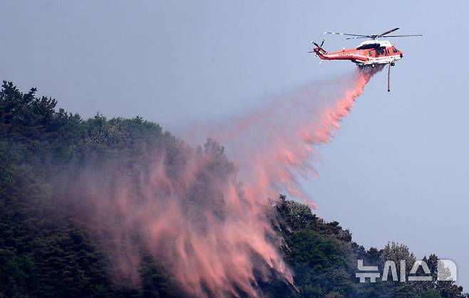 [대구=뉴시스] 이무열 기자 = 대구 북구 함지산 산불 이틀째인 29일 대구 북구 산불 현장에서 헬기가 진화작업을 하고 있다. 2025.04.29. lmy@newsis.com